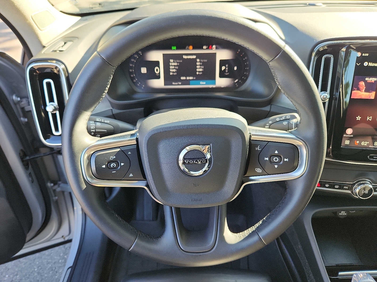 2023 Volvo XC40 Plus Dark Theme