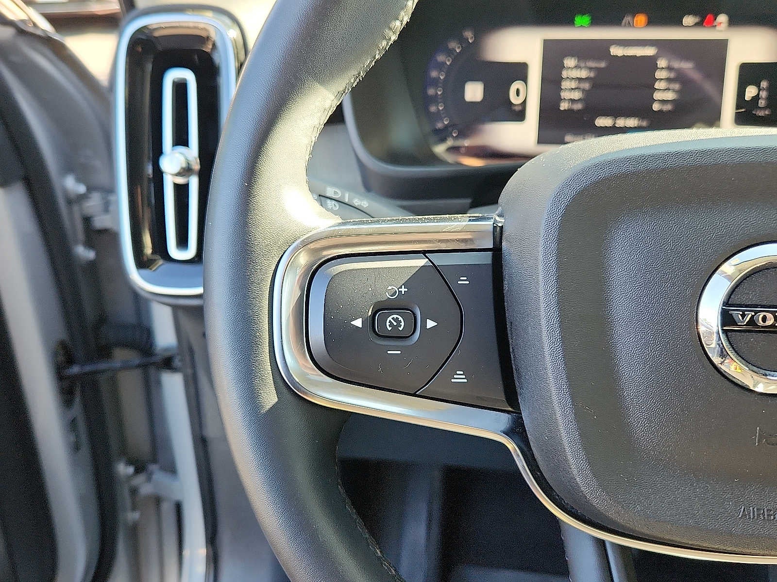 2023 Volvo XC40 Plus Dark Theme