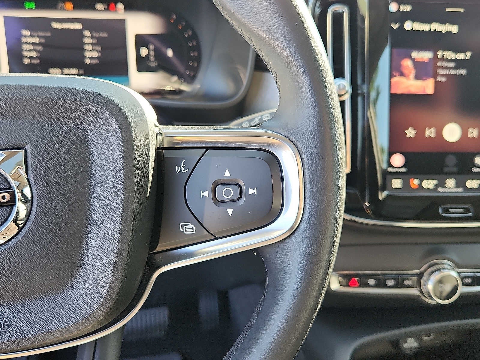 2023 Volvo XC40 Plus Dark Theme