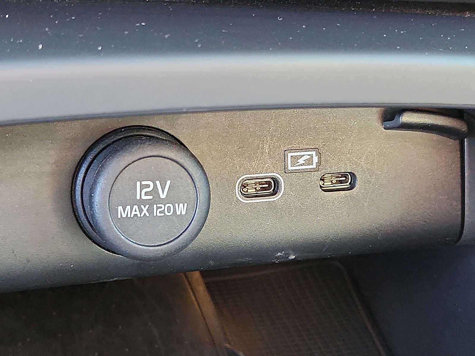 2023 Volvo XC40 Plus Dark Theme