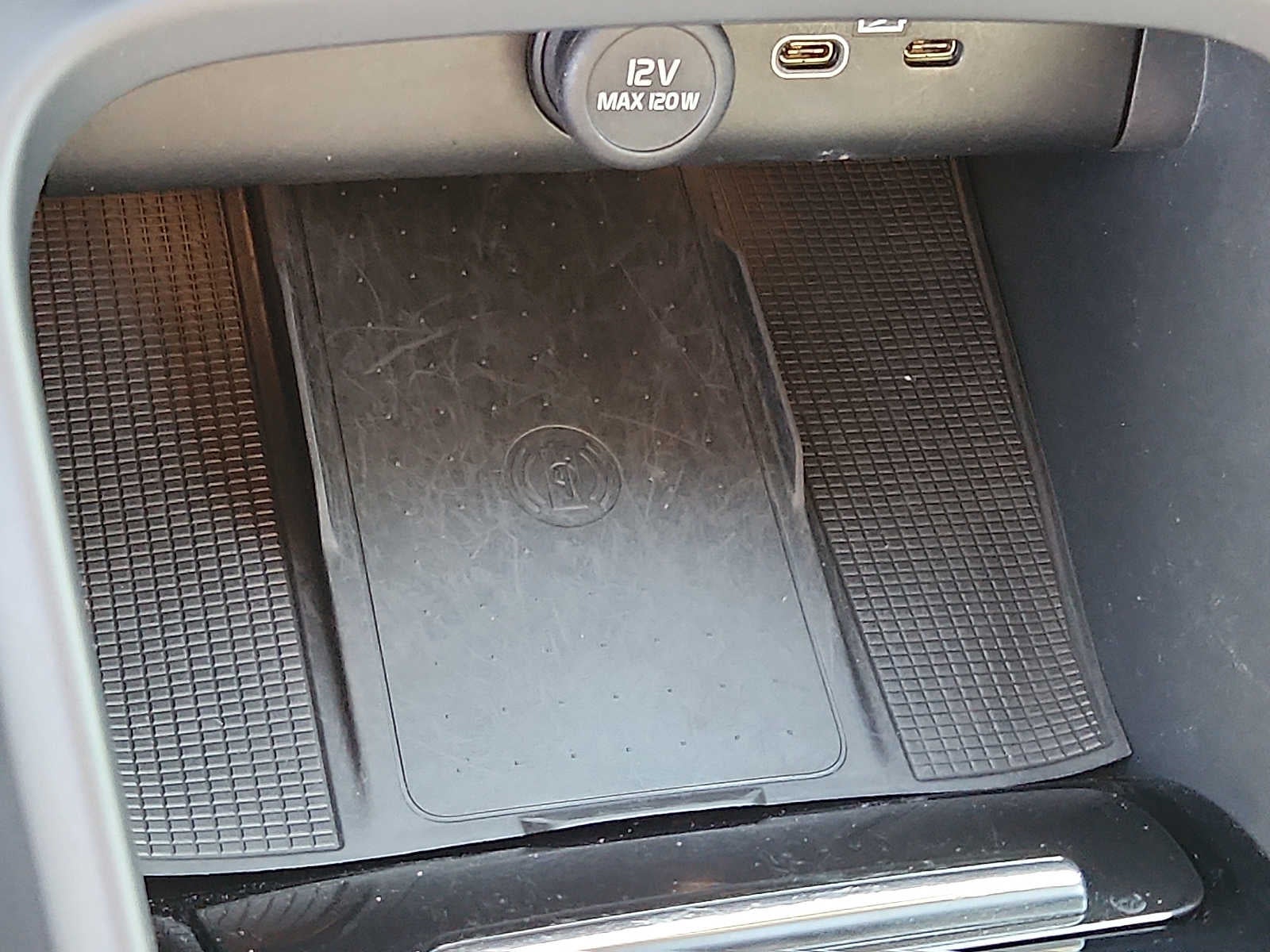 2023 Volvo XC40 Plus Dark Theme