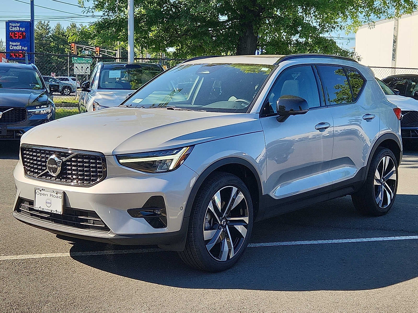 2023 Volvo XC40 Plus Dark Theme