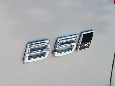 2023 Volvo XC40 Plus Dark Theme