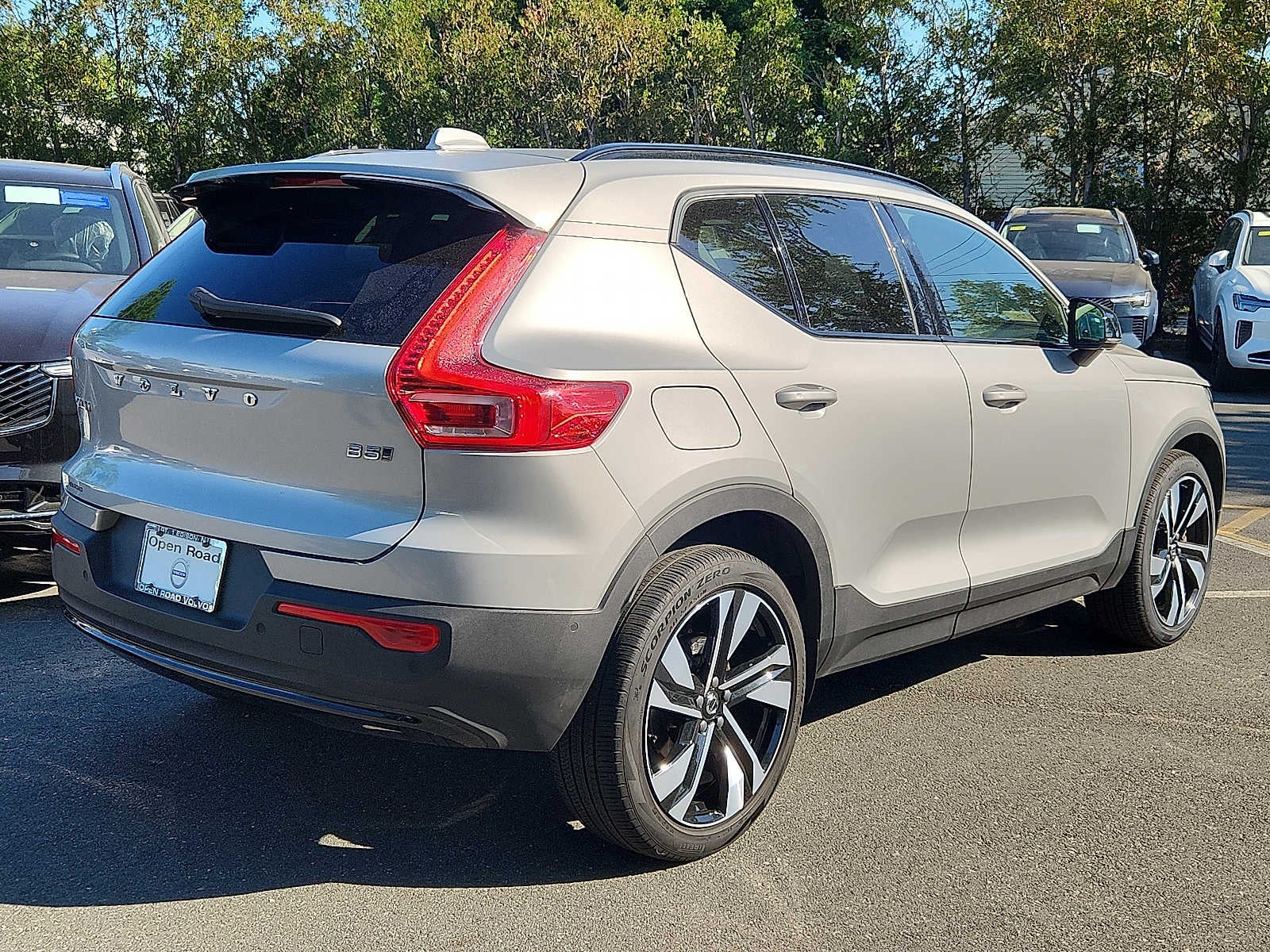 2023 Volvo XC40 Plus Dark Theme