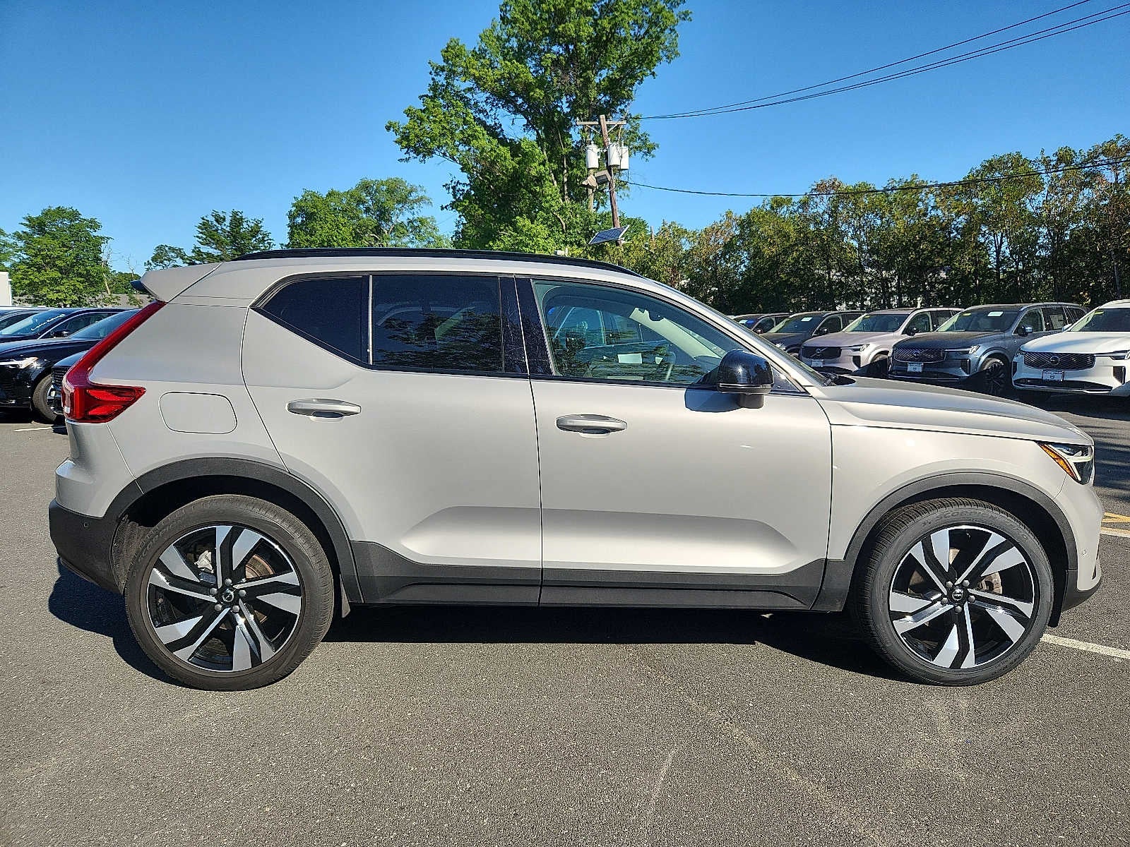2023 Volvo XC40 Plus Dark Theme