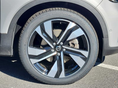2023 Volvo XC40 Plus Dark Theme