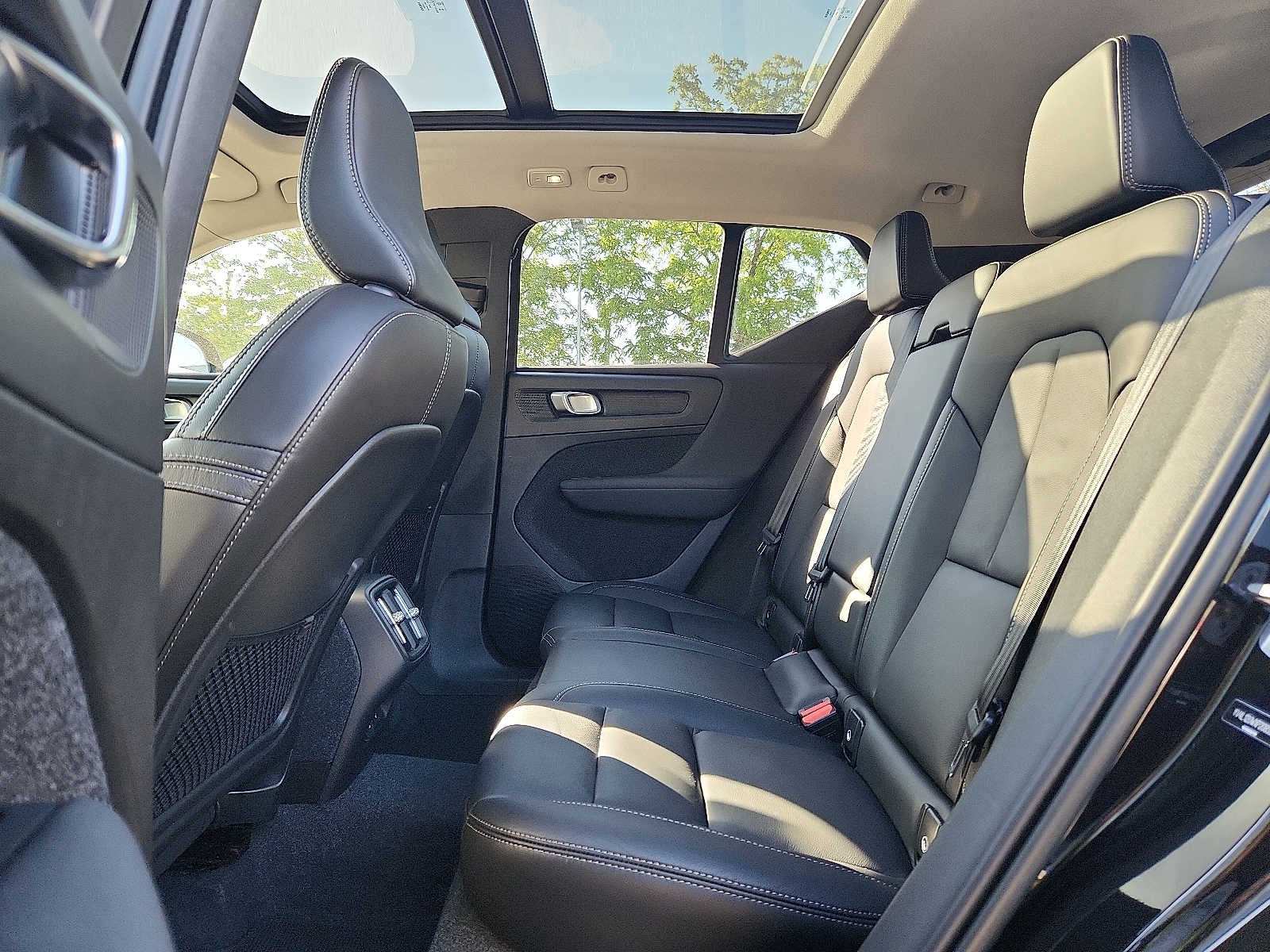 2023 Volvo XC40 Plus Dark Theme