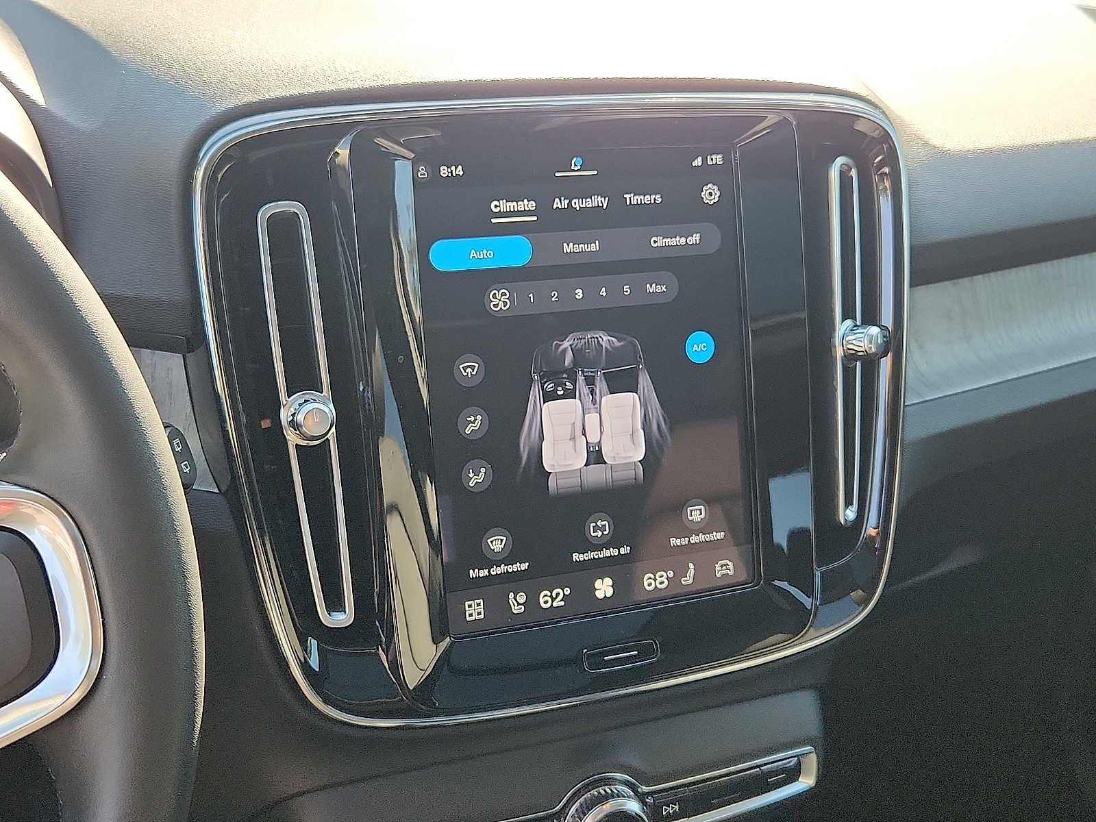 2023 Volvo XC40 Plus Dark Theme