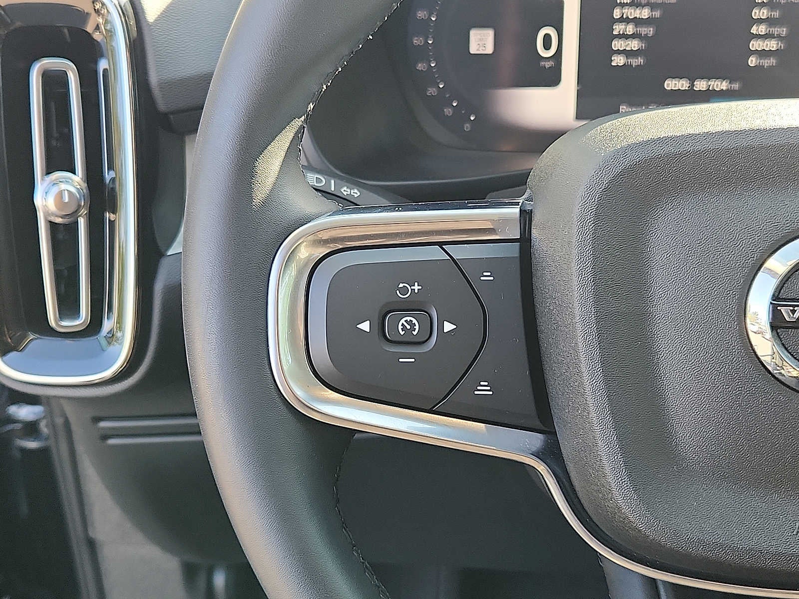 2023 Volvo XC40 Plus Dark Theme