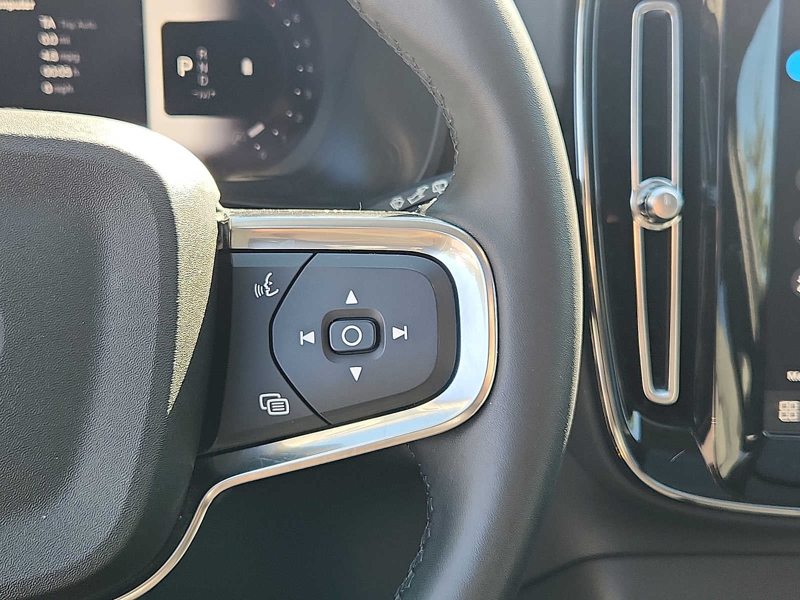 2023 Volvo XC40 Plus Dark Theme
