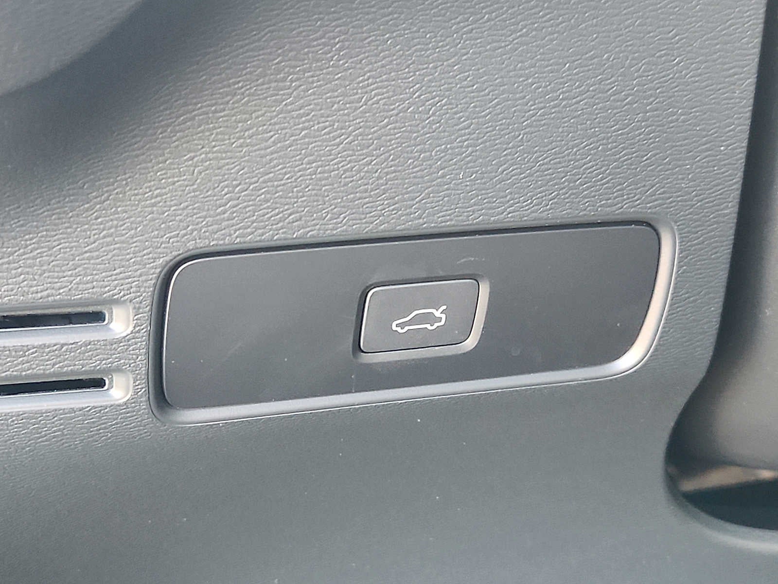 2023 Volvo XC40 Plus Dark Theme