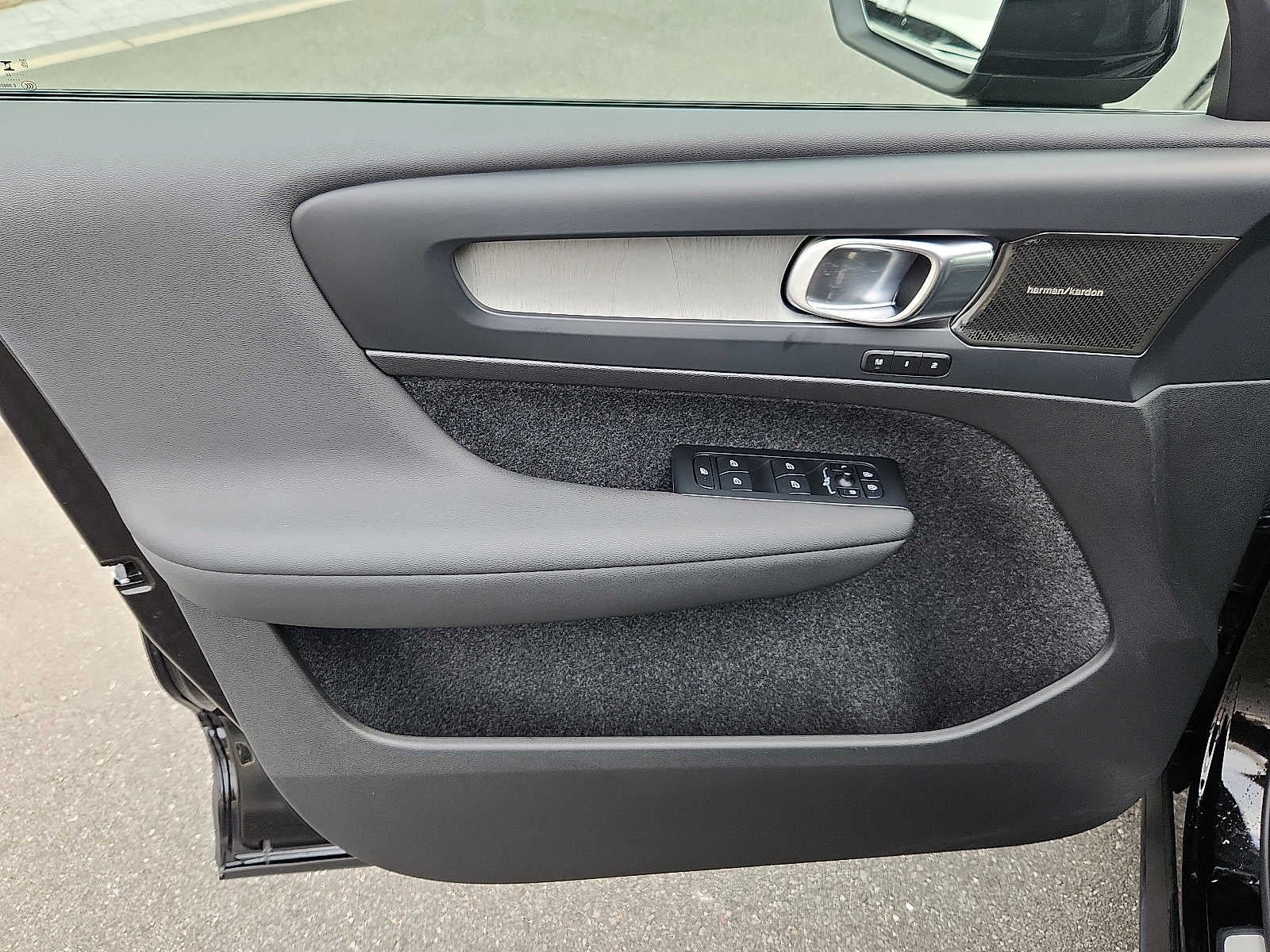 2023 Volvo XC40 Ultimate Dark Theme