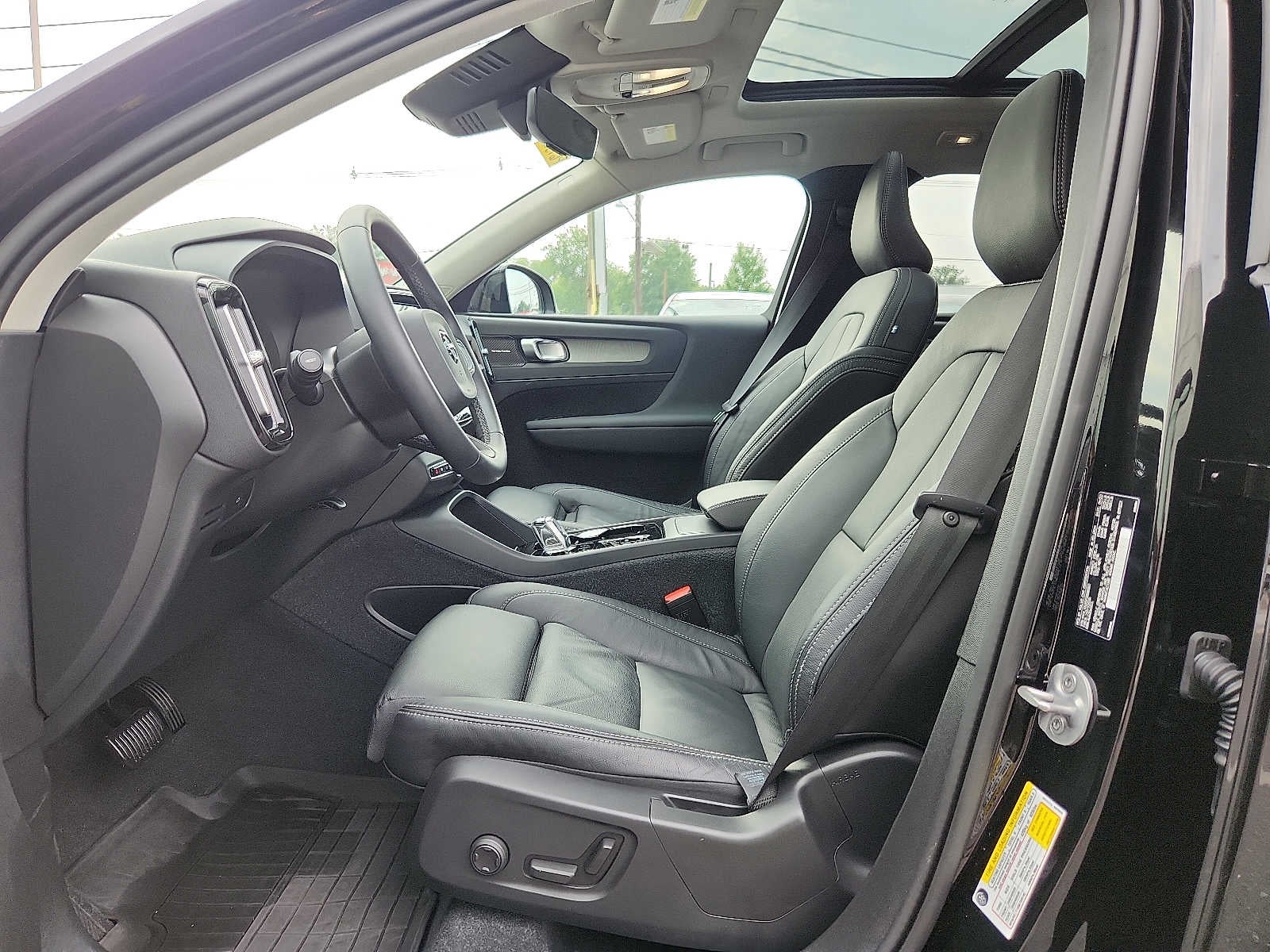 2023 Volvo XC40 Ultimate Dark Theme