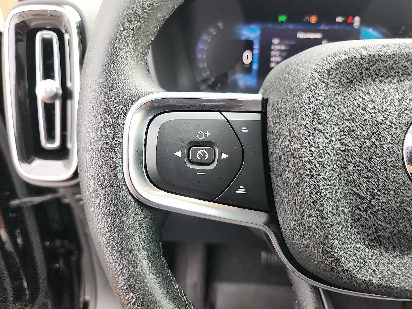 2023 Volvo XC40 Ultimate Dark Theme