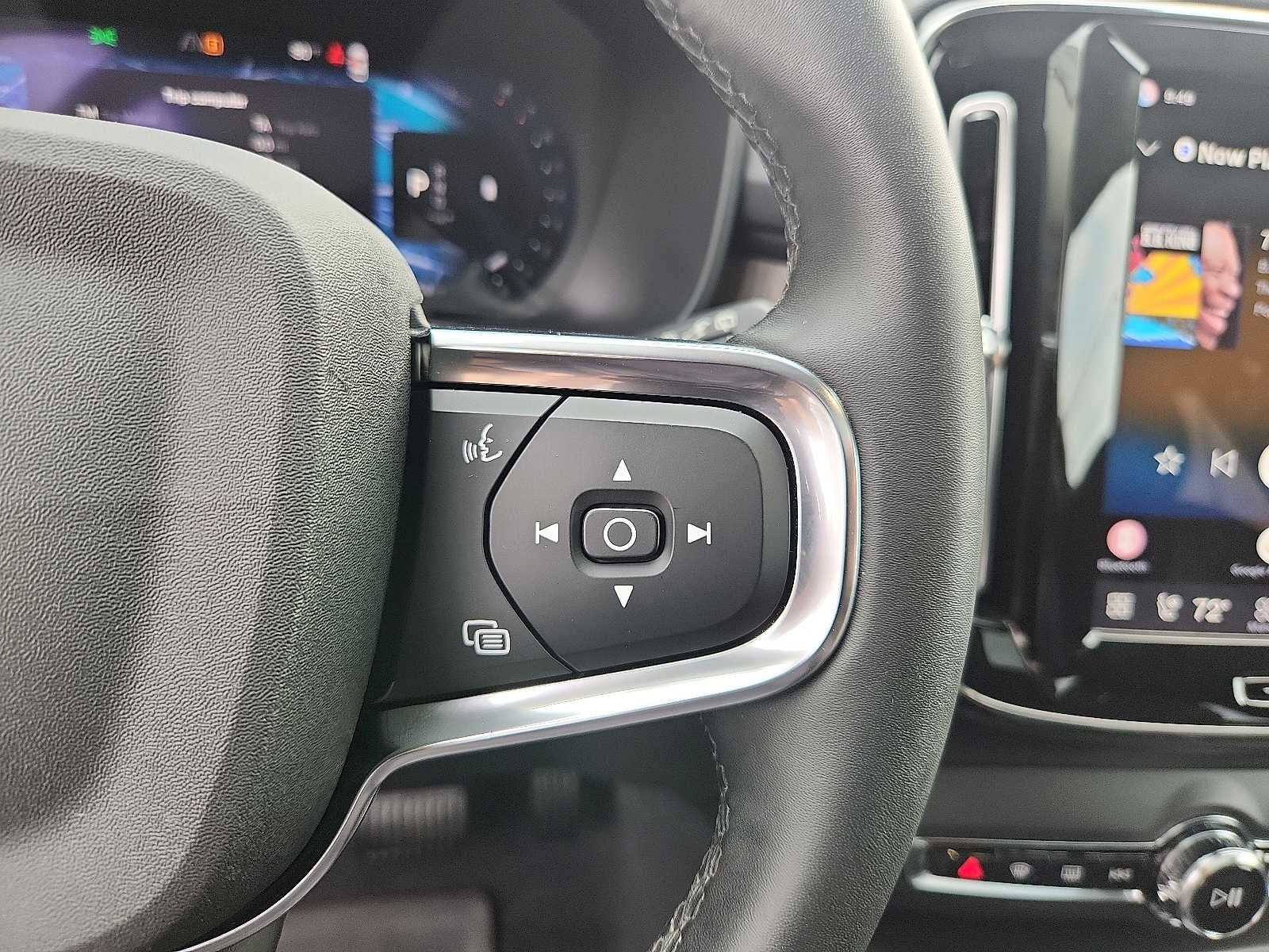 2023 Volvo XC40 Ultimate Dark Theme