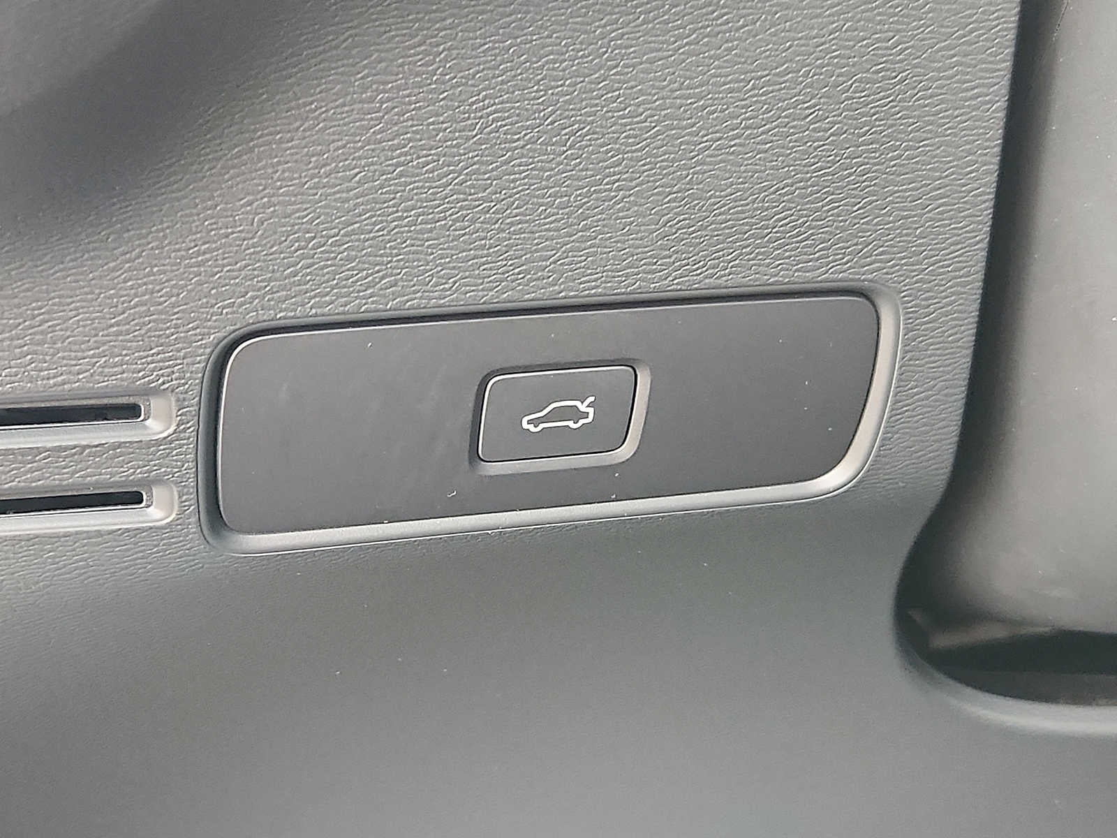 2023 Volvo XC40 Ultimate Dark Theme