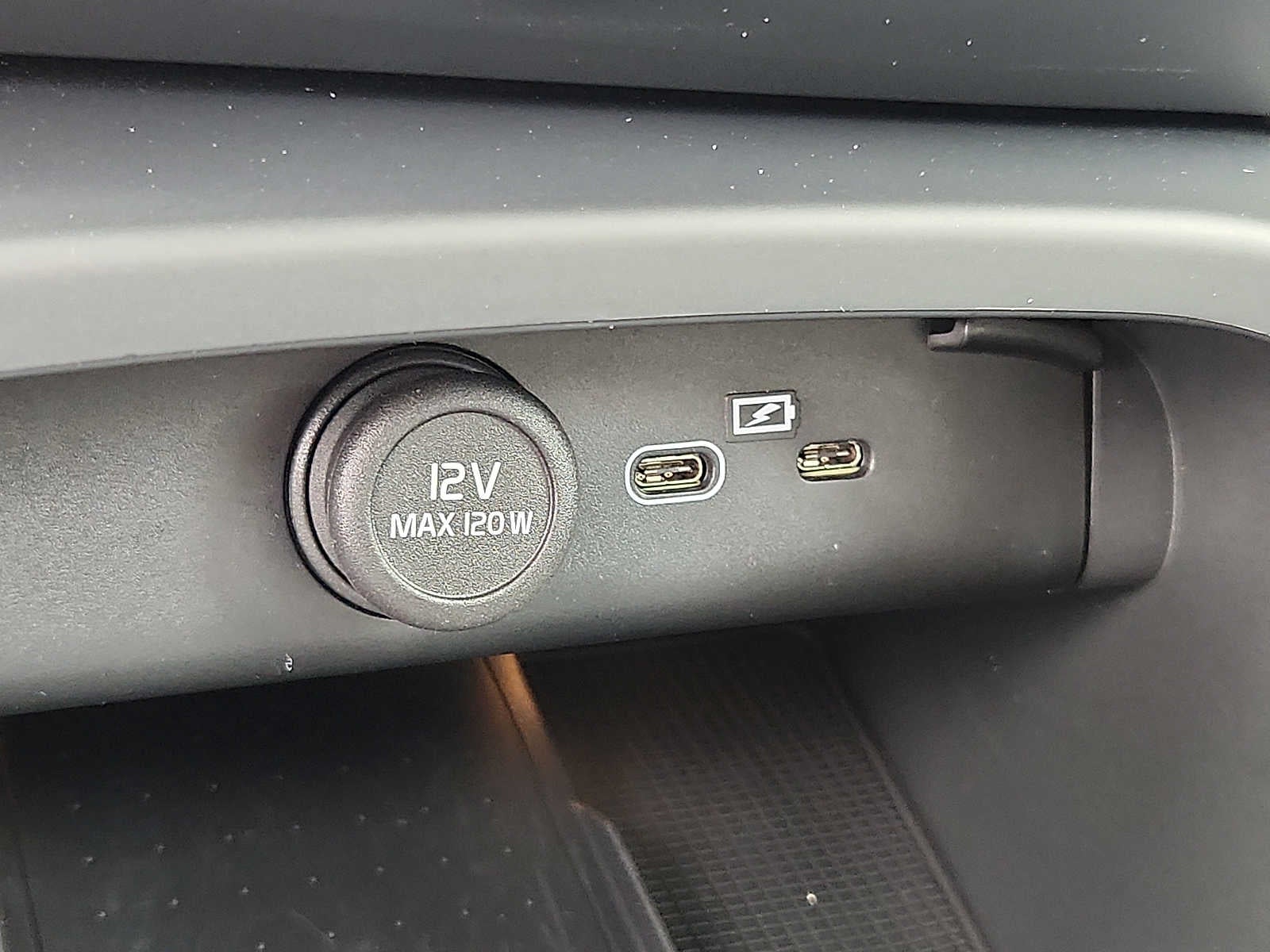 2023 Volvo XC40 Ultimate Dark Theme
