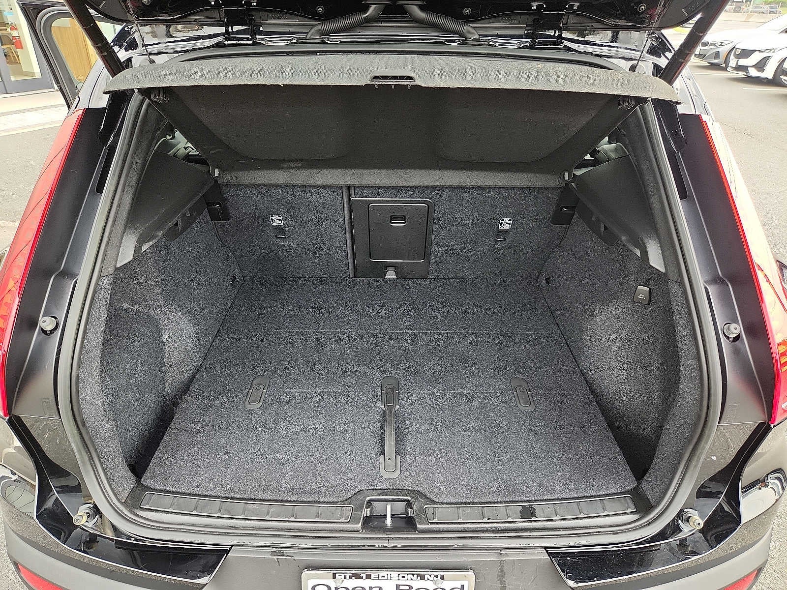 2023 Volvo XC40 Ultimate Dark Theme