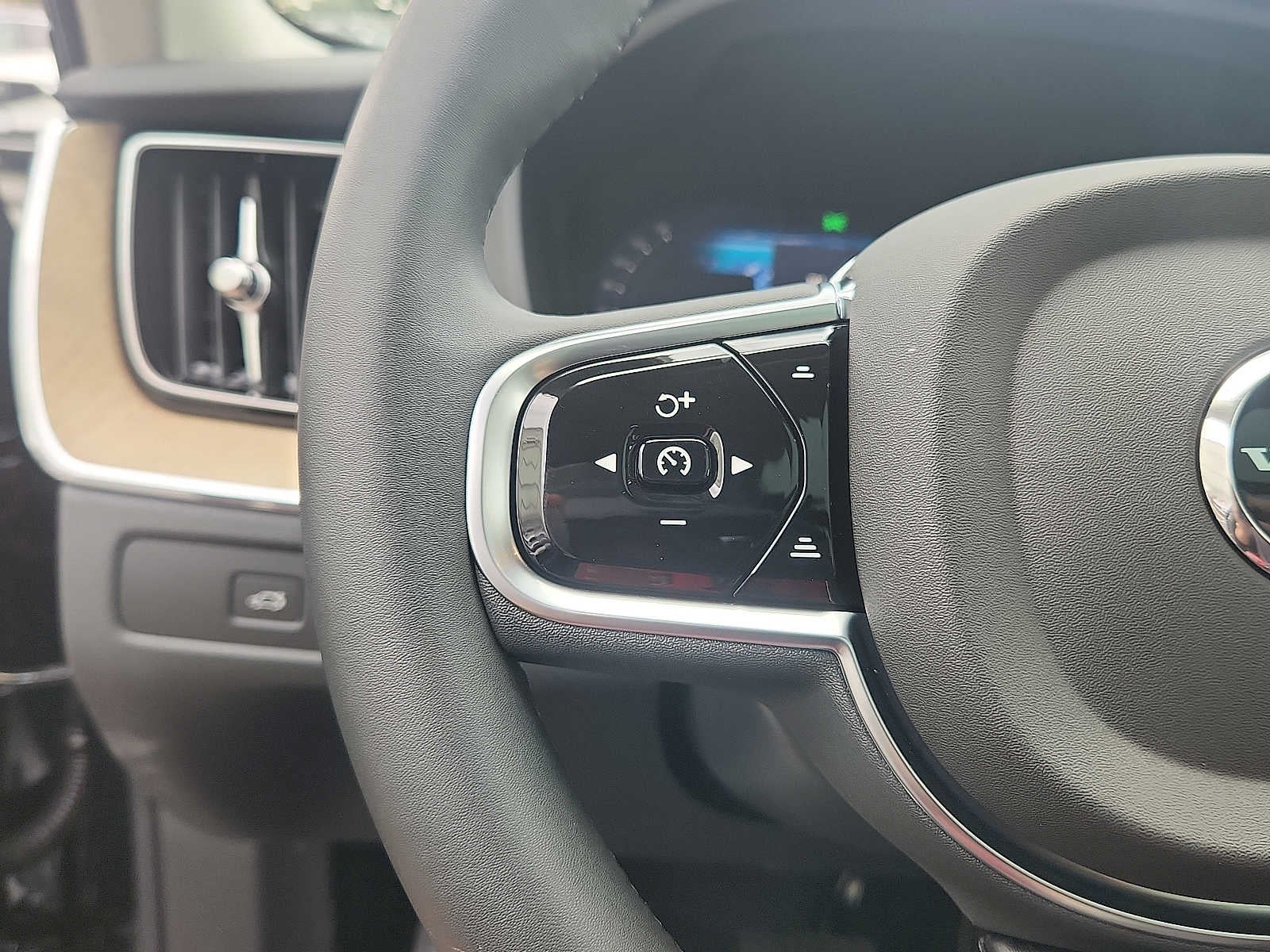 2026 Volvo XC60 Plus