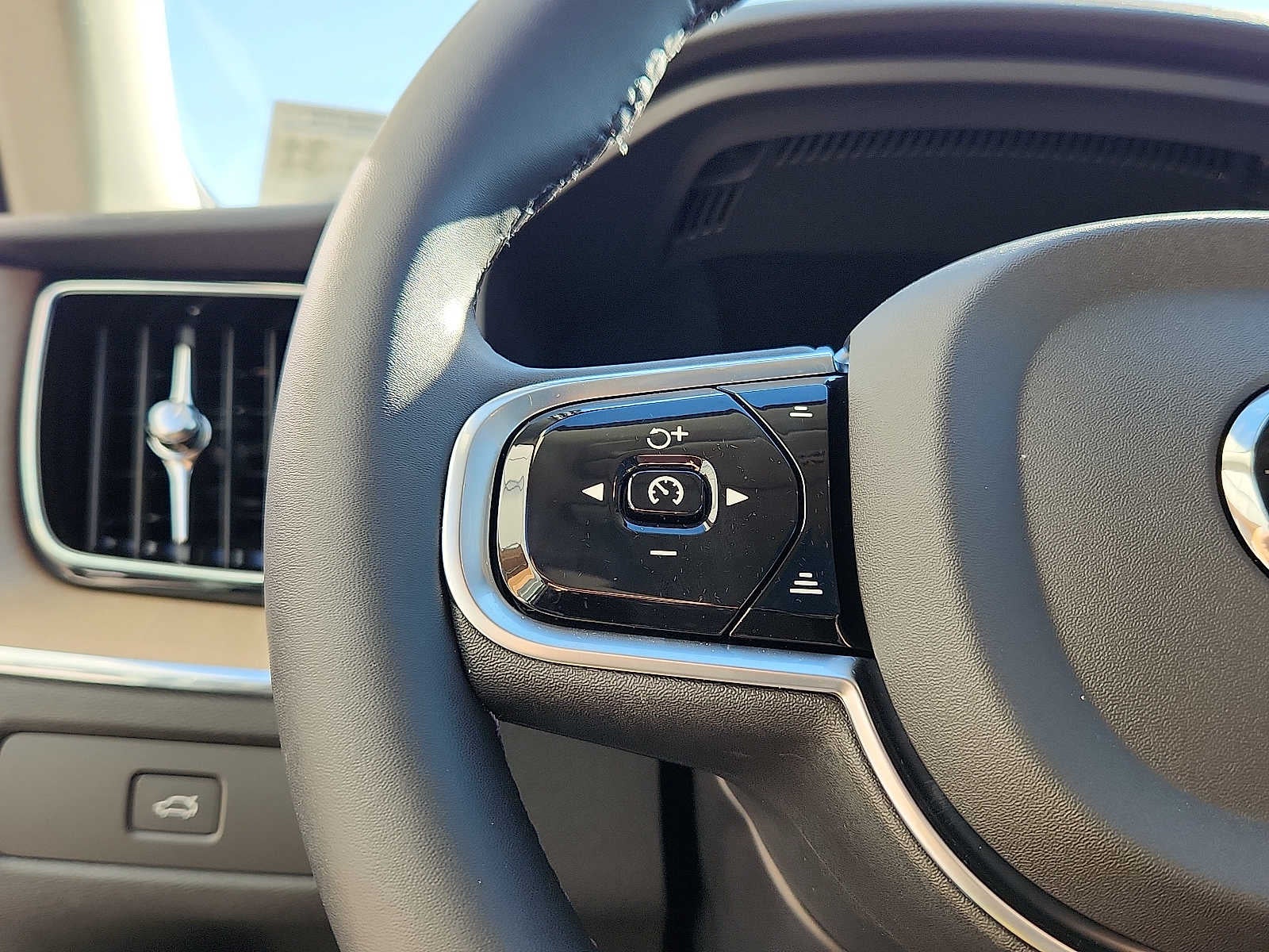 2027 Volvo XC60 Plus