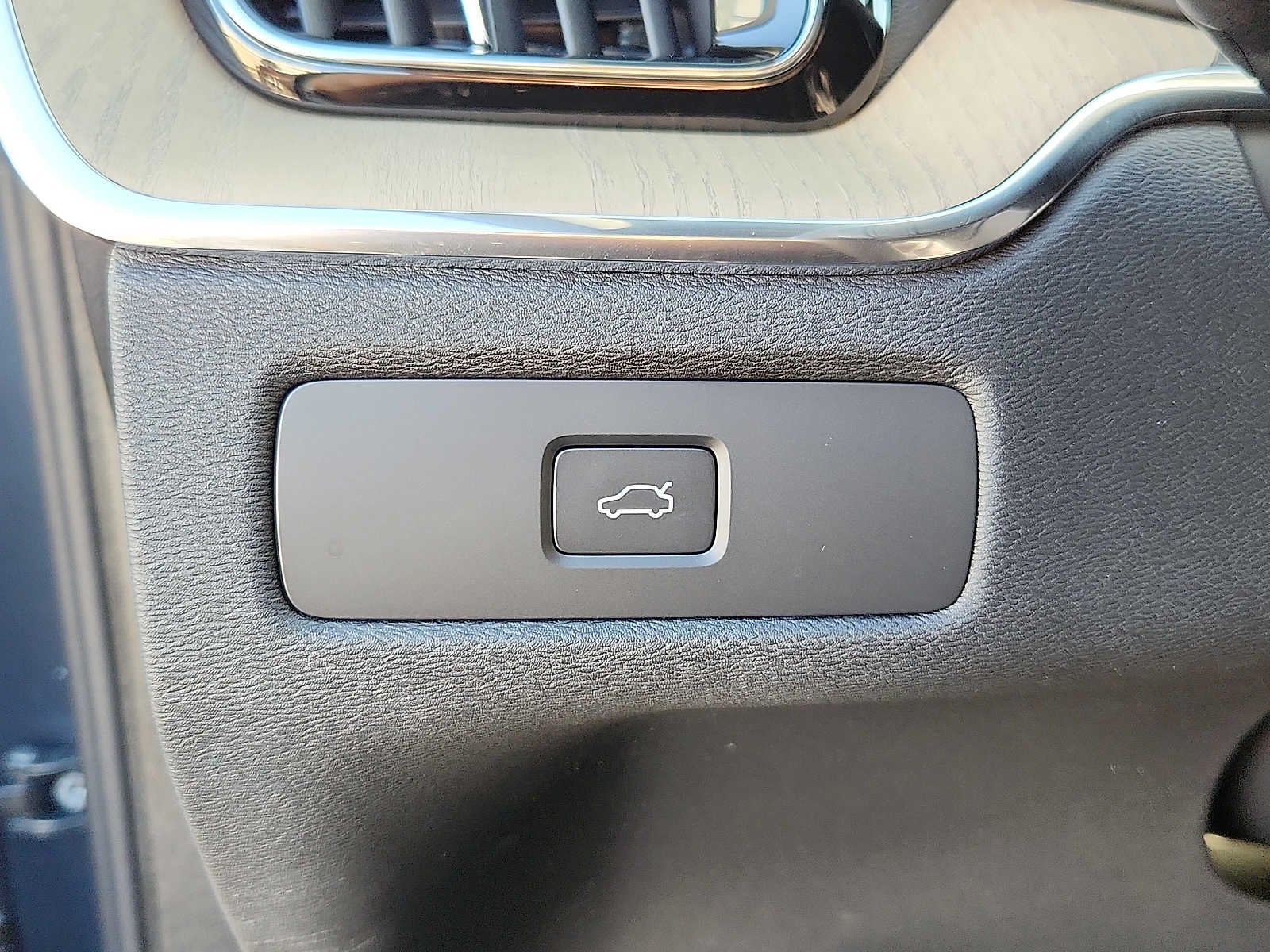 2027 Volvo XC60 Plus
